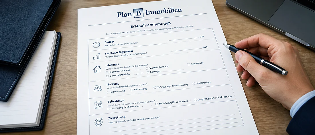 Projektanfrage mit Angaben zu Grundstück, Gebäudeart, Budget und Zeitrahmen.