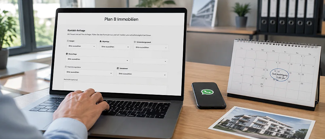 Kontaktaufnahme zu einem Bauprojekt über Laptop, Smartphone und strukturierte Projektunterlagen.