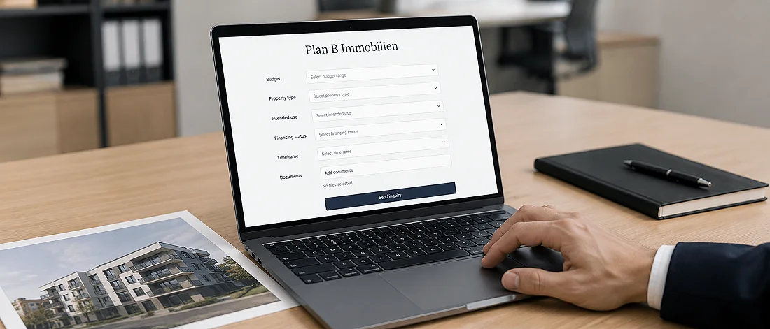 Kontaktformular für ein Bauprojekt mit Gebäudeunterlagen, Notizbuch und digitaler Eingabemaske.