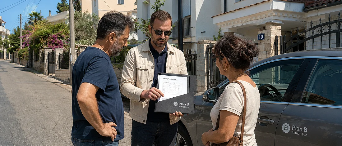 Lokale Projektbesprechung in Ulcinj als Beispiel für die Koordination von Bauherrschaft, Unterlagen und Standortfragen.